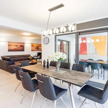 Semesterbostad Luxurious In With Sauna Drače